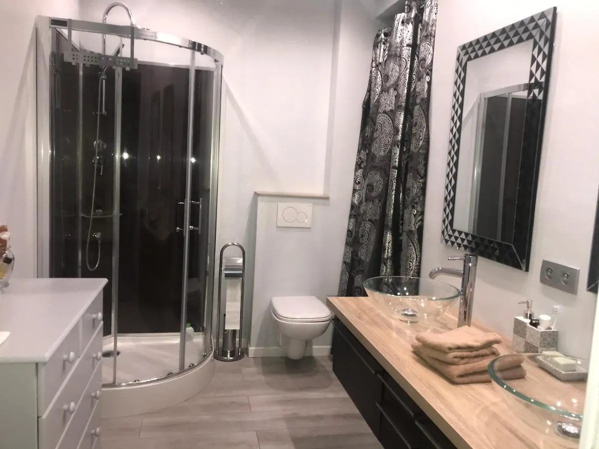 Апартаменты Appartement Terrasse Dans Palace Centre Ville Ментона