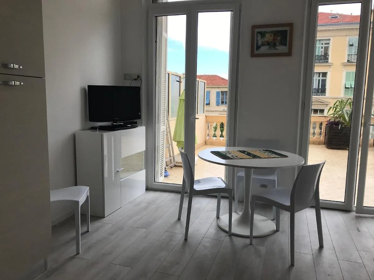 Апартаменты Appartement Terrasse Dans Palace Centre Ville Ментона